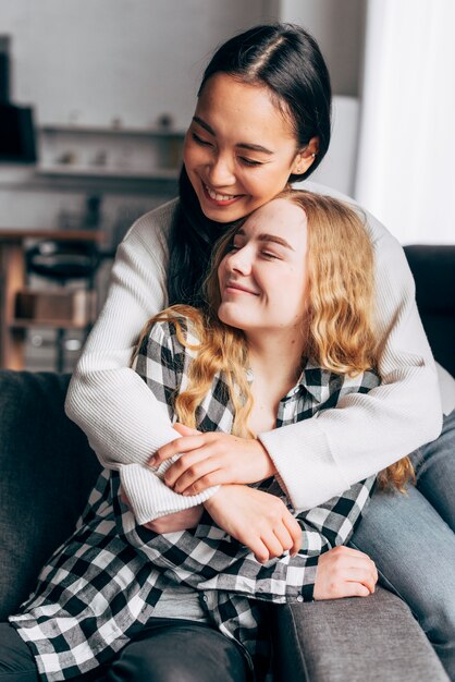 Abbraccio femminile degli amici a casa