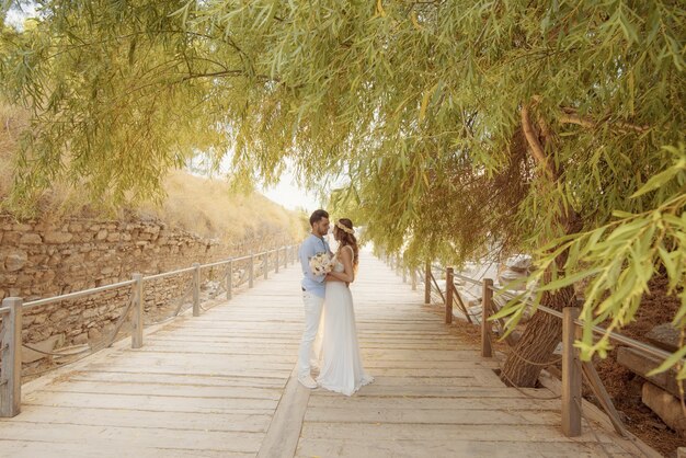 Abito da sposa casual e formale della giovane sposa e sposo