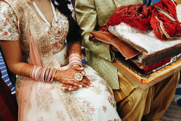 abito da sposa tradizionale indiano per la sposa e abbigliamento per lo sposo
