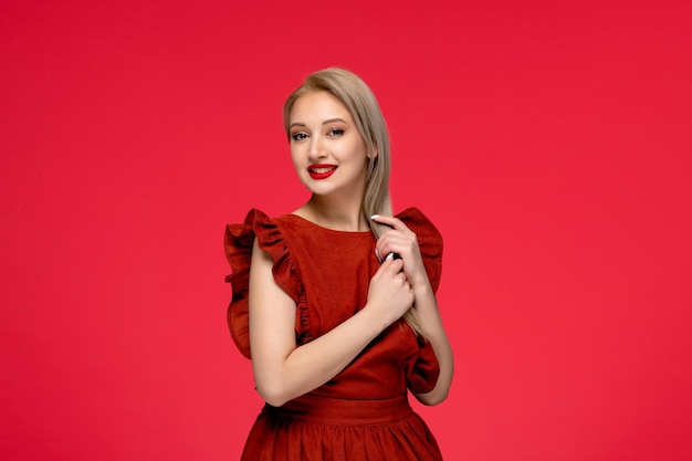 Abito rosso elegante giovane donna adorabile che indossa un abito bordeaux con rossetto sorridente