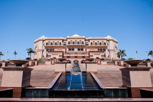 ABU DHABI, Emirati Arabi Uniti - 16 marzo: Emirates Palace hotel il 16 marzo 2012. Emirates Palace è un lussuoso e il più costoso hotel a 7 stelle progettato dal famoso architetto John Elliott RIBA.