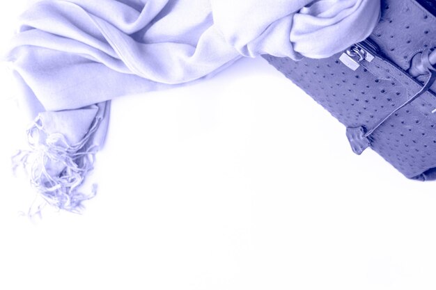 Accessori da donna piatti: borsa, sciarpa, colore alla moda su sfondo bianco. Colore 2022, molto peri, vista dall'alto