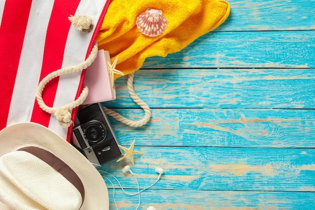 Accessori da spiaggia sulla tavola di legno blu