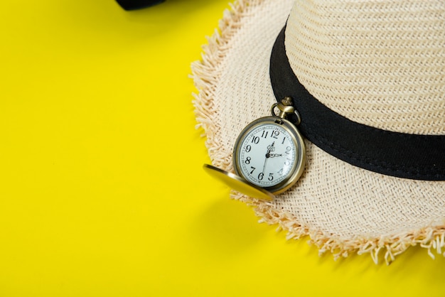 Accessori da viaggio estivi su giallo