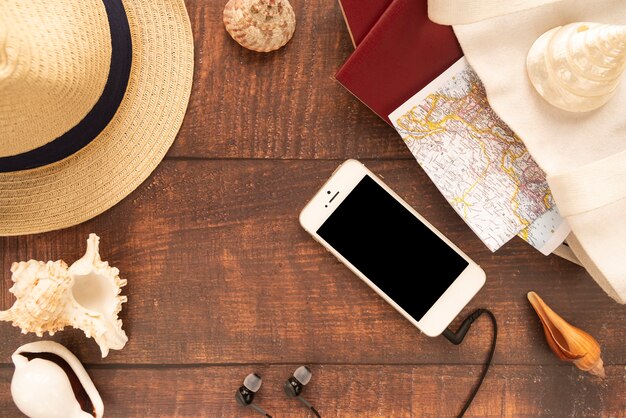 Accessori da viaggio per una vacanza estiva