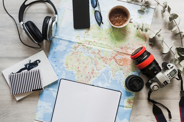 Accessori da viaggio sulla mappa sul tavolo