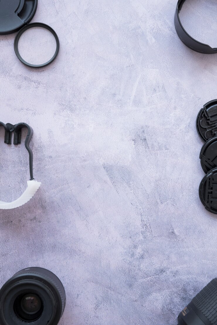 Foto gratuito accessori della fotocamera disposti su fondo in cemento