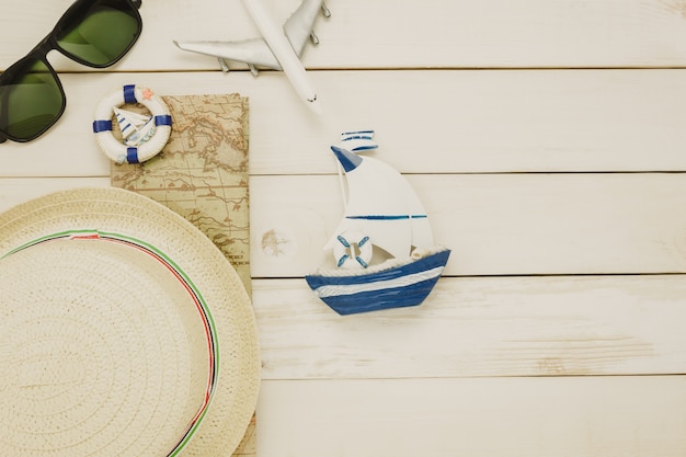 Accessori di vista superiore per viaggiare barca a vela beach.vintage con bicicletta di conchiglia su sfondo in legno.