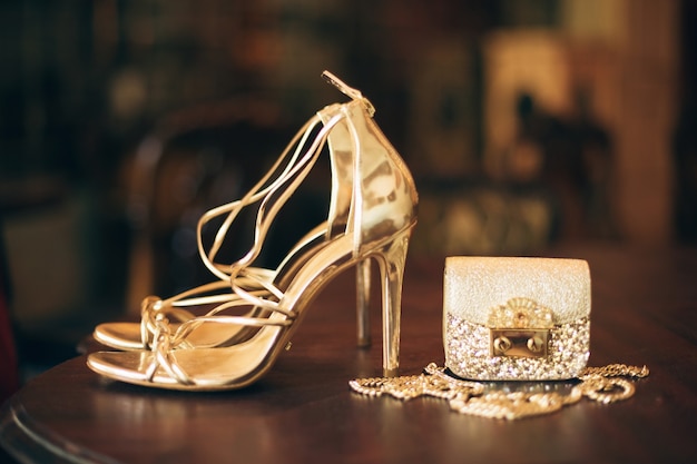 Accessori donna moda di lusso, scarpe col tacco dorate, borsetta da sera, stile elegante, stile vintage, calzature sandali
