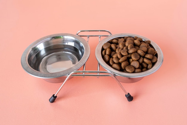 Accessori per animali ancora in vita con ciotola per acqua e cibo