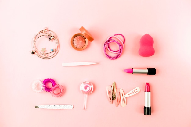 Accessori per capelli e composizione rossetto