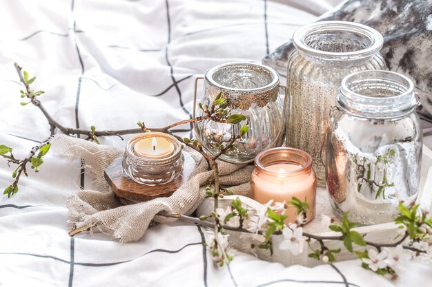 Accogliente ancora in vita con diverse candele a letto