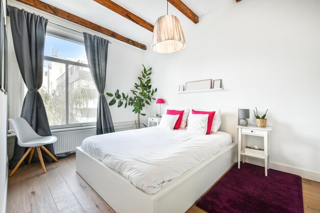 Accogliente camera da letto con mobili confortevoli in un appartamento moderno