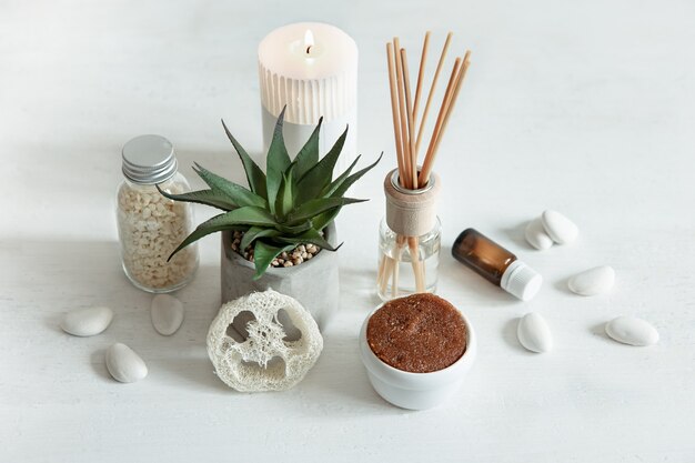 Accogliente composizione con bastoncini di incenso per profumare ambienti interni e prodotti per la salute e la bellezza.