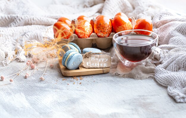 Accogliente natura morta di Pasqua con decorazioni. Tè del mattino con dessert.