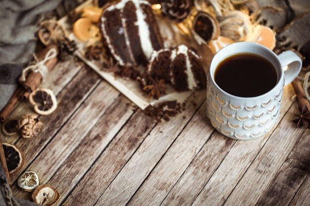 accogliente tazza di tè e fetta di torta