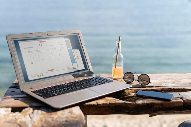 Accordo con laptop in riva al mare