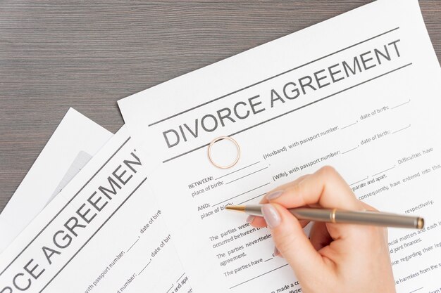 Accordo di divorzio di firma della mano del primo piano