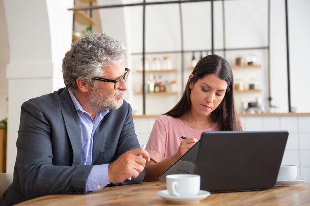 Accordo di firma del cliente professionale e giovane maturo