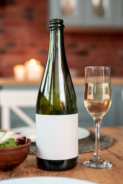 Accordo di Natale con una bottiglia di champagne