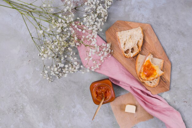 Accordo per la colazione con marmellata di pane