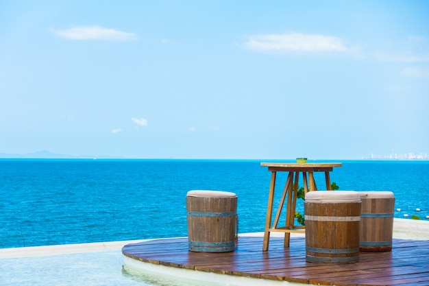 acqua blu in legno caffè vuota