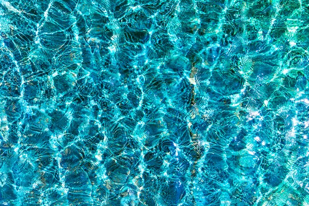 Acqua blu ondulata del mare cristallino