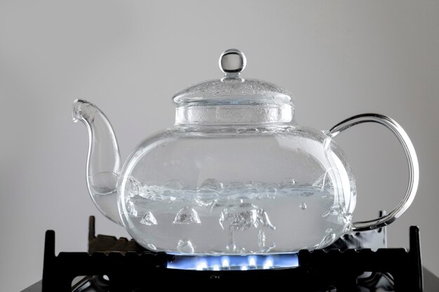 Acqua bollente per preparare il tè