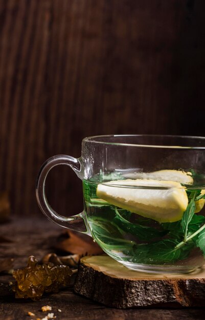 Acqua calda vista frontale con limone e menta