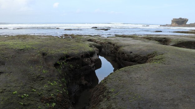 Acqua che scorre verso la spiaggia