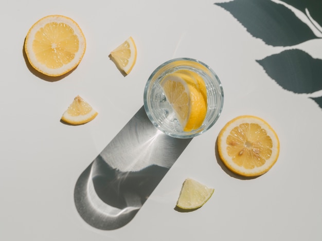 Acqua con fette di limone vista dall'alto