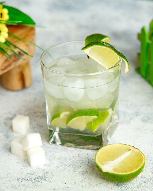 Acqua con lime e ghiaccio