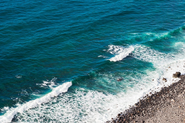 Acqua cristallina di vista dell&#39;angolo alto alla spiaggia