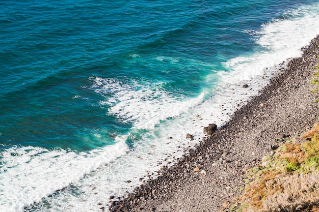 Acqua cristallina di vista dell&#39;angolo alto alla spiaggia