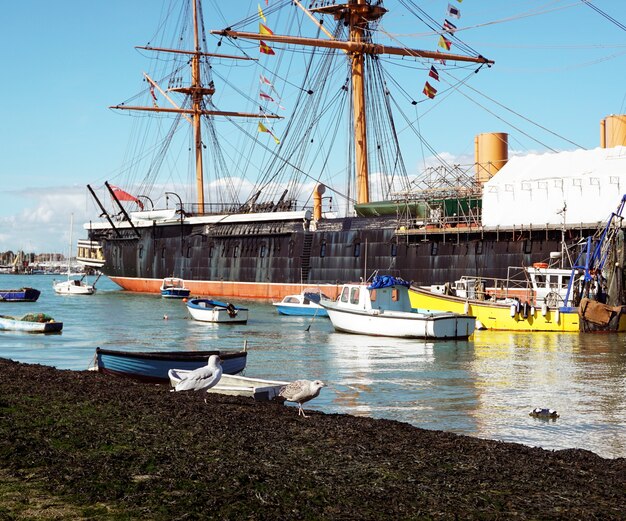 Acqua di estate della riva del mare dell&#39;oceano della barca del porto di Pier