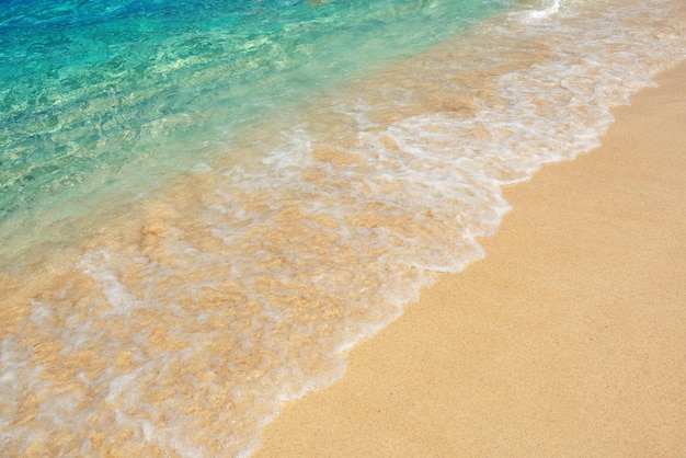 Acqua di mare colorata in spiaggia