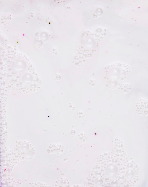 Acqua dipinta di bianco con bolle