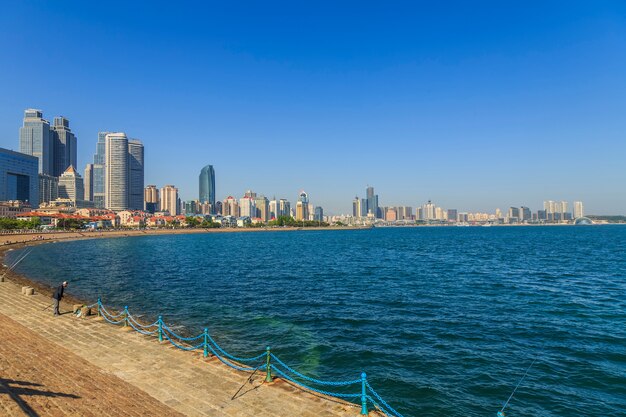 Acqua notte paesaggio urbano sfondo di sabbia