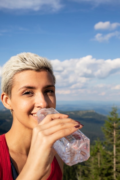 Acqua potabile del giovane corridore femminile