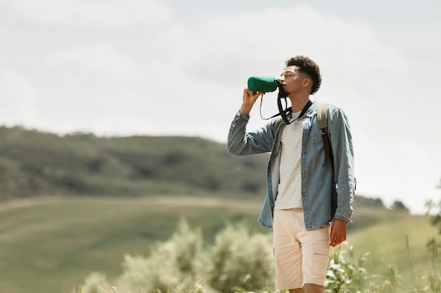 Acqua potabile dell'uomo del colpo medio