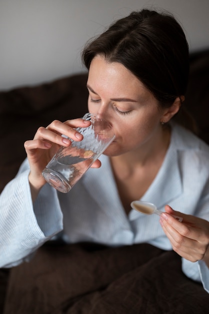 Acqua potabile della donna del tiro medio