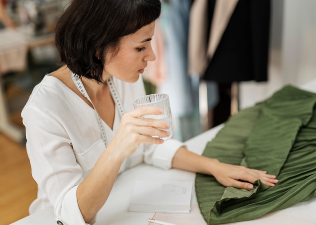 Acqua potabile della donna in pausa