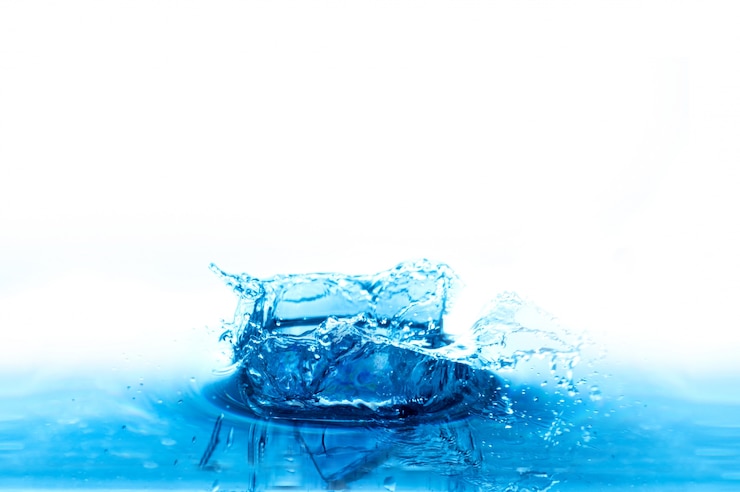 Foto gratuito acqua splash isolato su sfondo bianco
