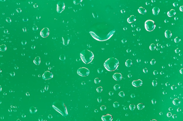 Acqua su sfondo verde smeraldo