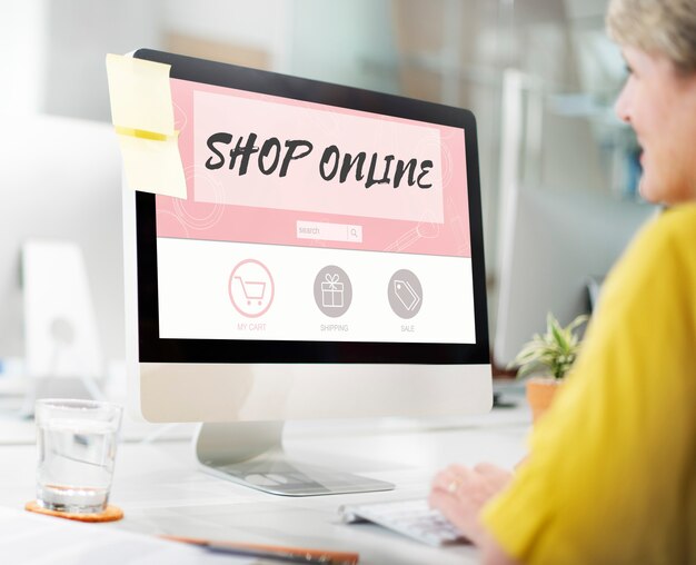 Acquista online Shopping su Internet Store Concept