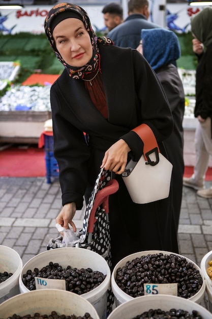 Acquisto della donna di vista frontale per il Ramadan