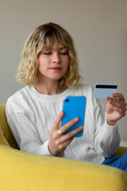 Acquisto online della donna del colpo medio