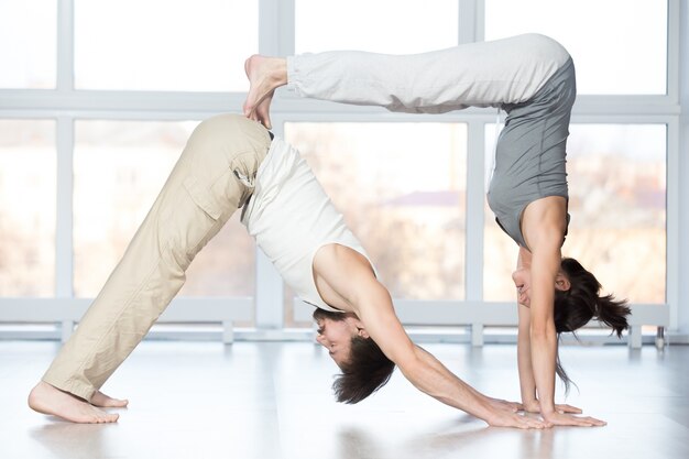 Acroyoga, adho mukha svanasana