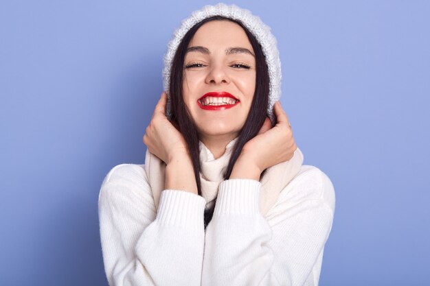 Adatti il ritratto di bella giovane donna felice con capelli lunghi scuri e trucco luminoso, supporti femminili sorridenti