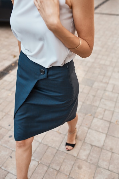 Adatti la donna graziosa che cammina per le vie di Città Vecchia